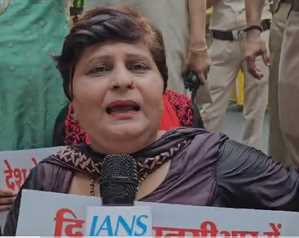 महंगाई को लेकर बीजेपी ऑफिस के बाहर दिल्ली महिला कांग्रेस का प्रदर्शन